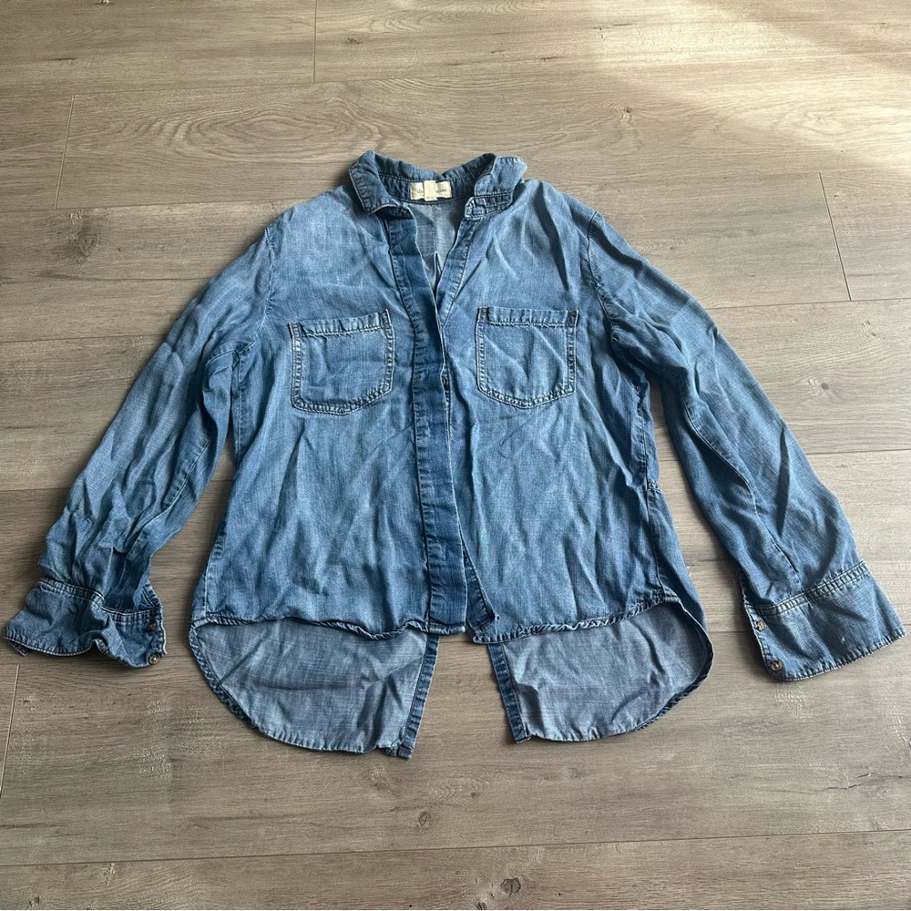 EUC Cloth & Stone/Anthropologie chambray button down top - size medium